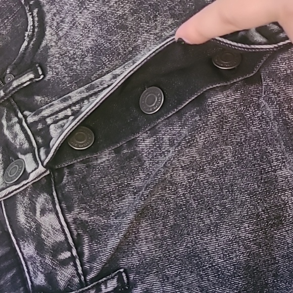 Acid wash jean shorts - Picture 5 of 6